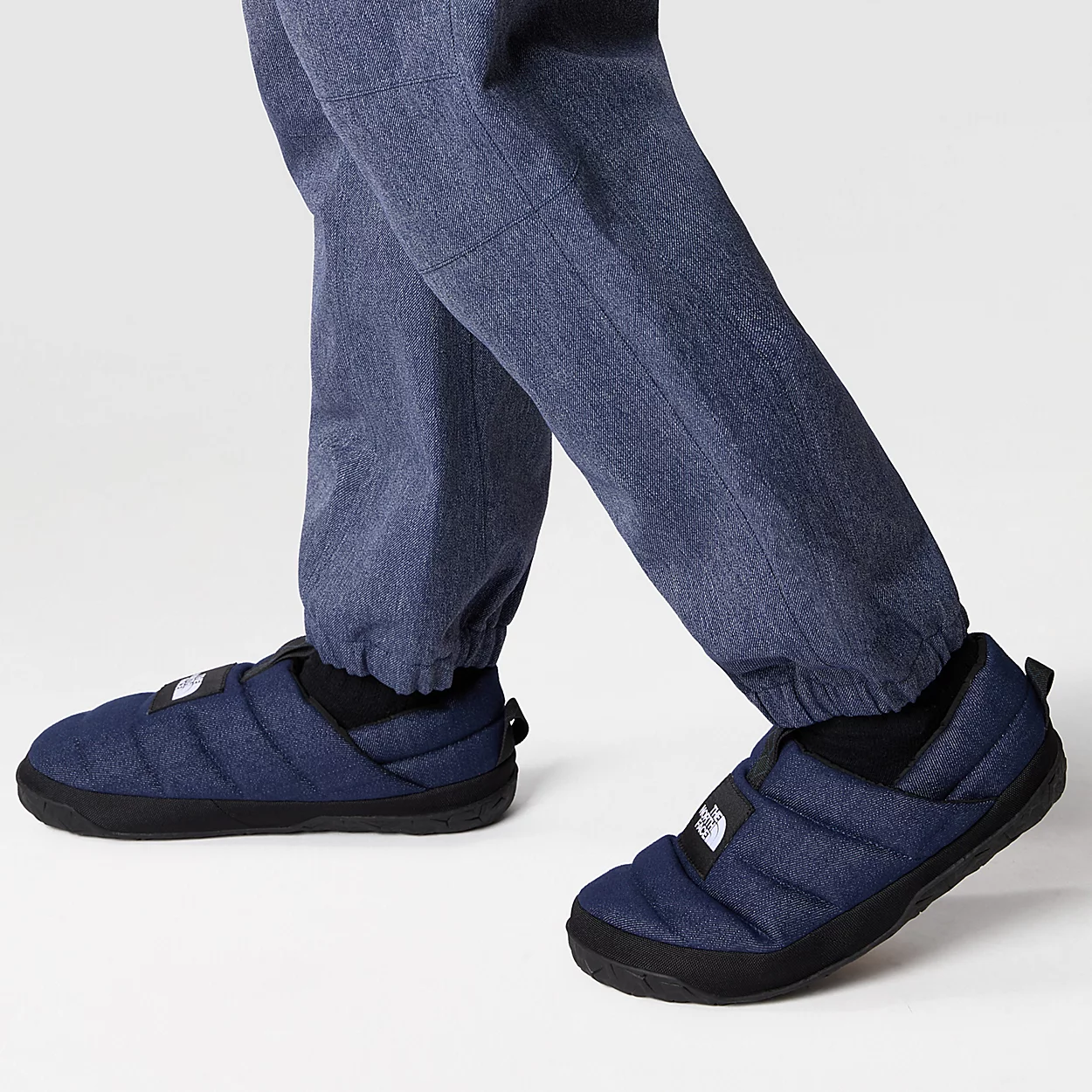 The North Face Pantoufles D'hiver En Denim Nuptse Pour Homme 2 The North Face Pantoufles D'hiver En Denim Nuptse Pour Homme – Image 2